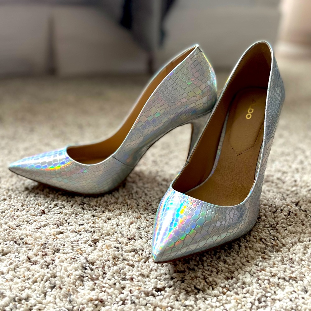 Beautiful iridescent Aldo snakeskin pumps.